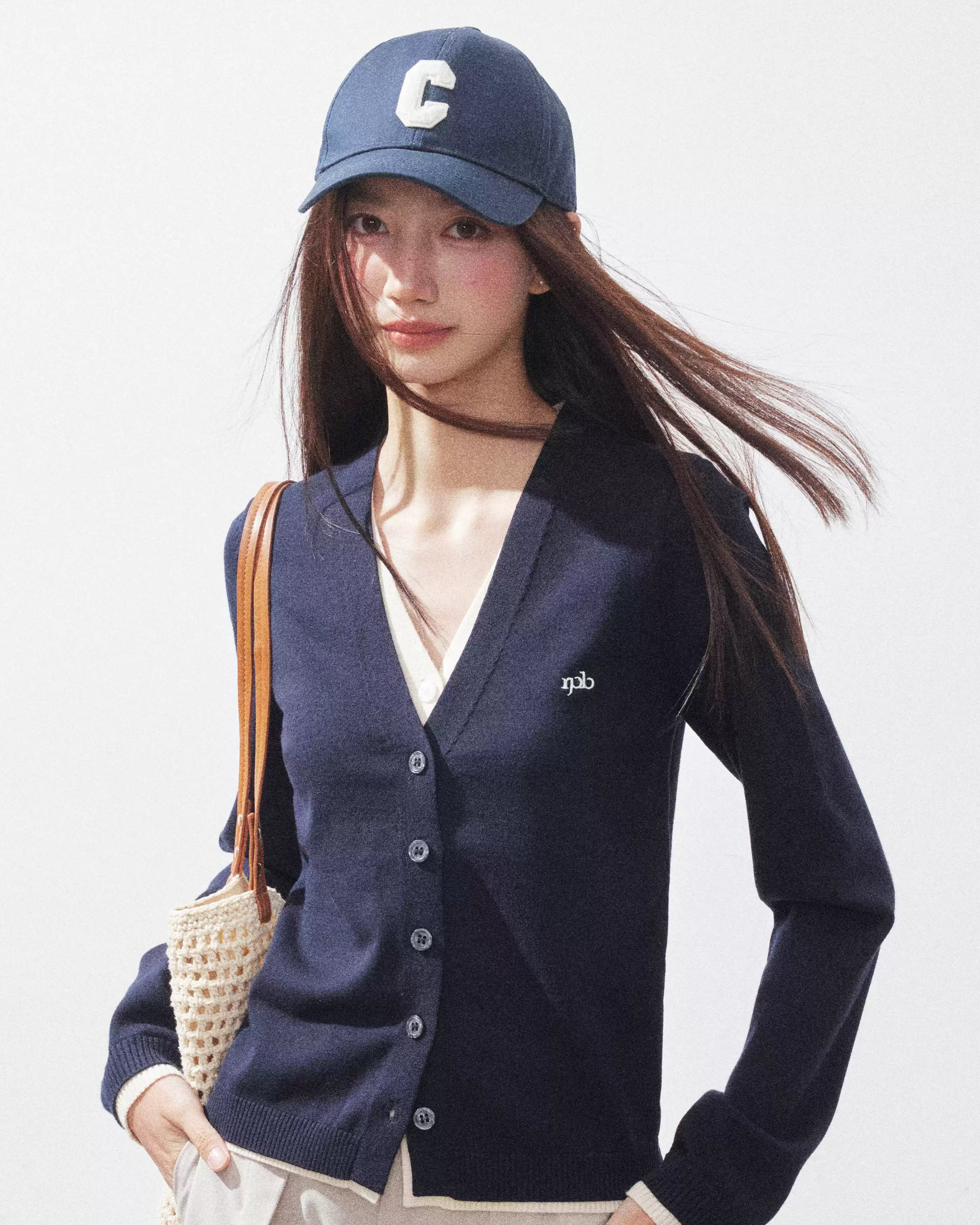 Vネックボタンカーディガン（トップス・全1色）