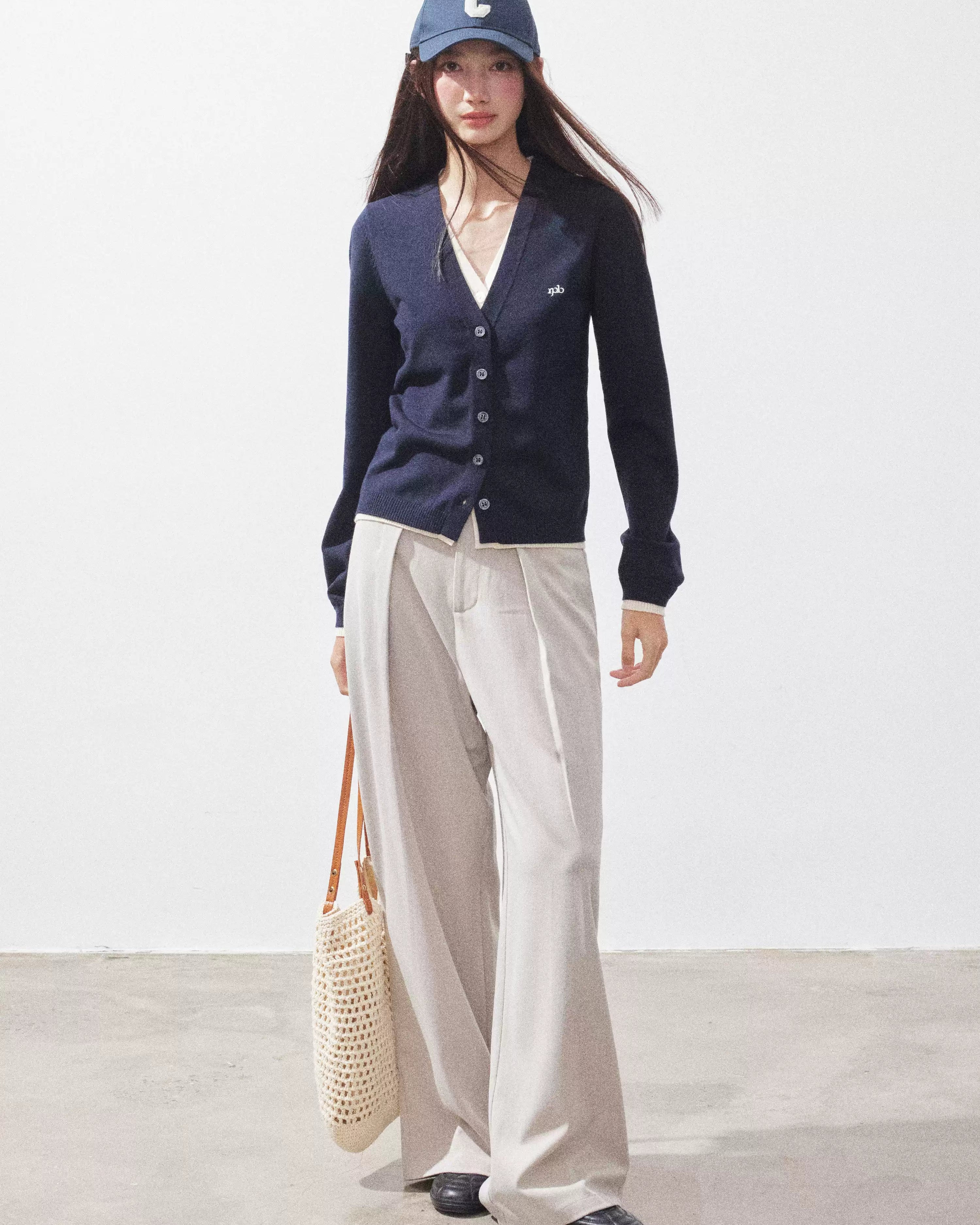 Vネックボタンカーディガン（トップス・全1色）