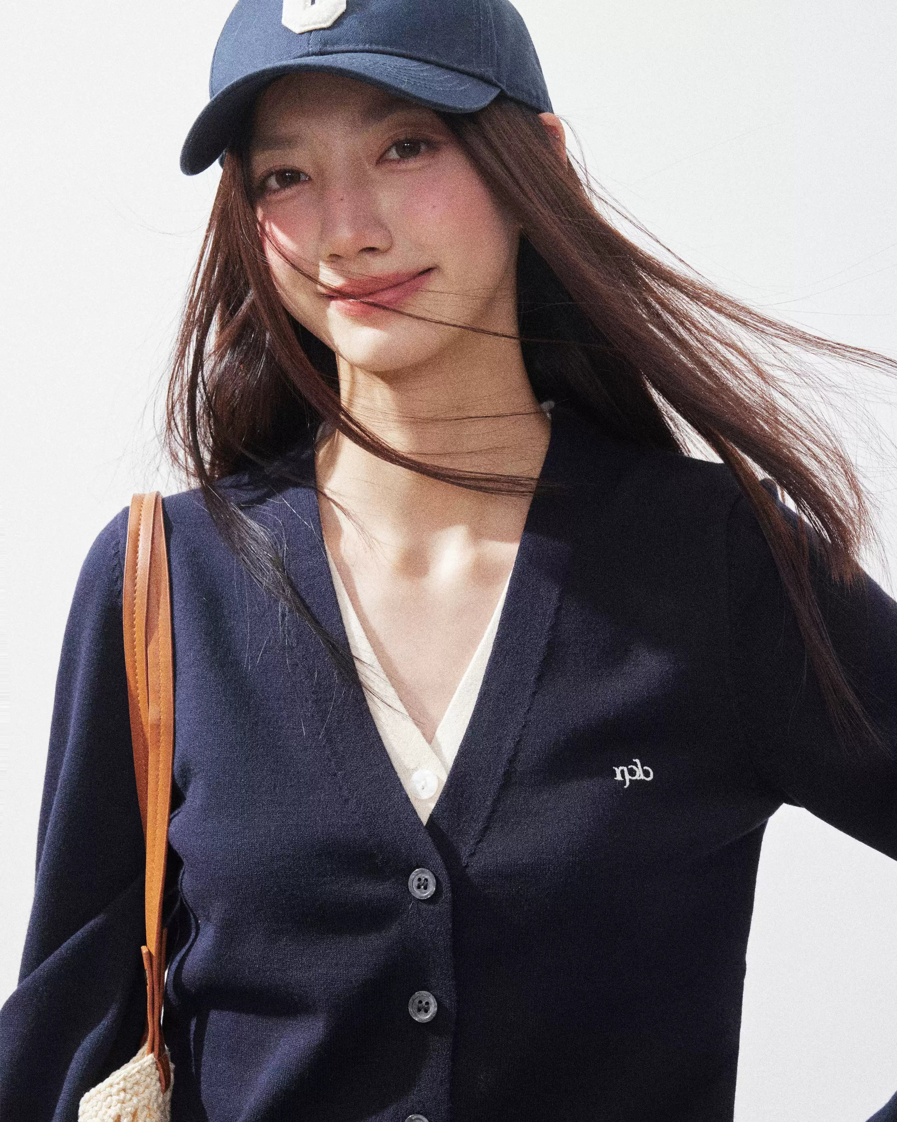 Vネックボタンカーディガン（トップス・全1色）